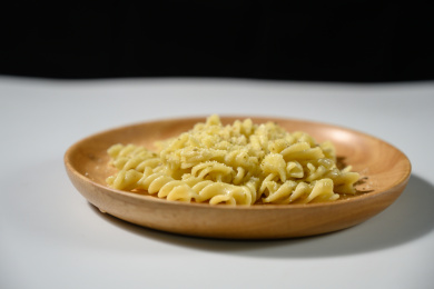 桌面上的盘子里的美味可口的青酱螺丝粉