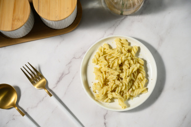 桌面上的盘子里的美味可口的青酱螺丝粉