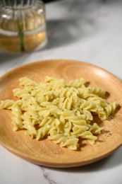 桌面上的盘子里的美味可口的青酱螺丝粉