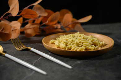 桌面上的盘子里的美味可口的青酱螺丝粉