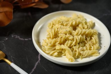 桌面上的盘子里的美味可口的青酱螺丝粉