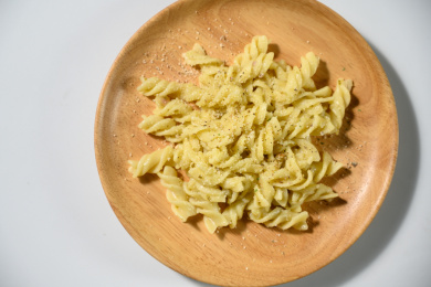 桌面上的盘子里的美味可口的青酱螺丝粉