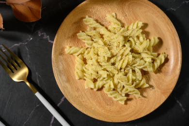 桌面上的盘子里的美味可口的青酱螺丝粉