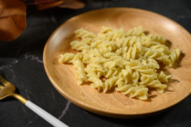 桌面上的盘子里的美味可口的青酱螺丝粉