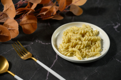 桌面上的盘子里的美味可口的青酱螺丝粉