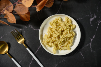 桌面上的盘子里的美味可口的青酱螺丝粉