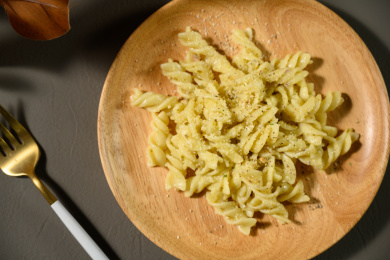 桌面上的盘子里的美味可口的青酱螺丝粉