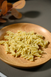 桌面上的盘子里的美味可口的青酱螺丝粉