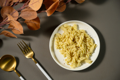 桌面上的盘子里的美味可口的青酱螺丝粉