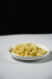 桌面上的盘子里的美味可口的青酱螺丝粉