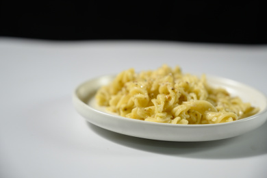 桌面上的盘子里的美味可口的青酱螺丝粉