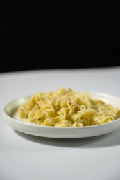 桌面上的盘子里的美味可口的青酱螺丝粉