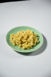 桌面上的盘子里的美味可口的青酱螺丝粉