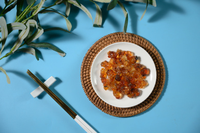 桌面上的盘子里的干爽的桃胶