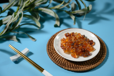 桌面上的盘子里的干爽的桃胶