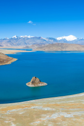 中国西藏羊卓雍错马蹄岛的风景