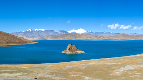 中国西藏羊卓雍错马蹄岛的风景