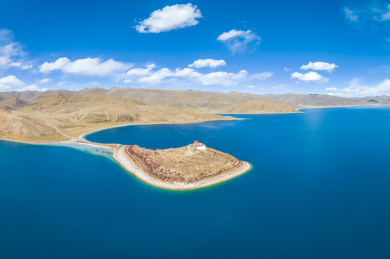 中国西藏羊卓雍错日托寺的风景