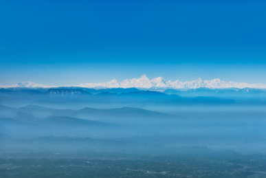 中国四川贡嘎雪山下的瓦屋山航拍图