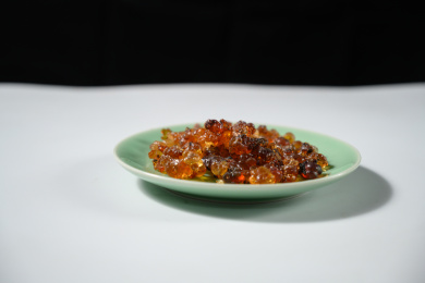 桌面上的盘子里的干爽的桃胶