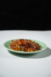 桌面上的盘子里的干爽的桃胶