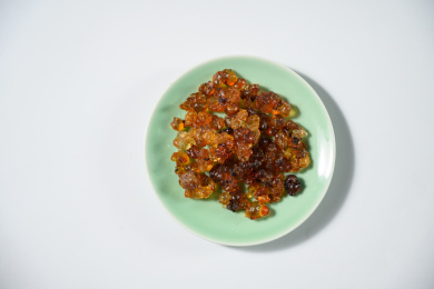 桌面上的盘子里的干爽的桃胶