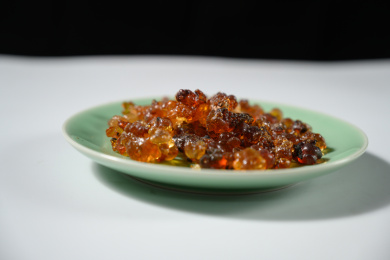 桌面上的盘子里的干爽的桃胶