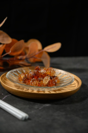 桌面上的盘子里的干爽的桃胶