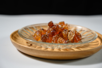 桌面上的盘子里的干爽的桃胶