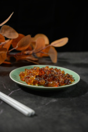 桌面上的盘子里的干爽的桃胶