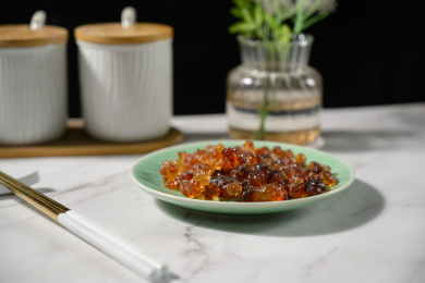 桌面上的盘子里的干爽的桃胶