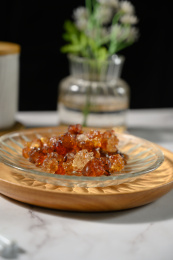 桌面上的盘子里的干爽的桃胶