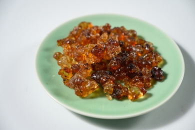 桌面上的盘子里的干爽的桃胶