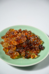 桌面上的盘子里的干爽的桃胶