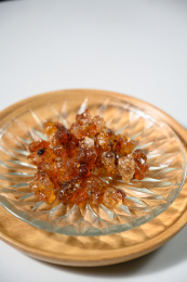 桌面上的盘子里的干爽的桃胶