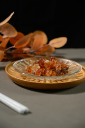 桌面上的盘子里的干爽的桃胶