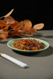 桌面上的盘子里的干爽的桃胶