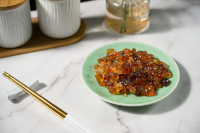 桌面上的盘子里的干爽的桃胶