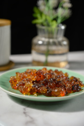 桌面上的盘子里的干爽的桃胶