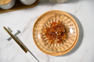 桌面上的盘子里的干爽的桃胶