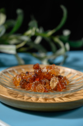 桌面上的盘子里的干爽的桃胶