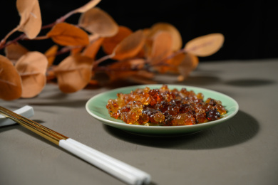 桌面上的盘子里的干爽的桃胶