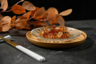 桌面上的盘子里的干爽的桃胶