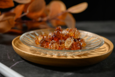 桌面上的盘子里的干爽的桃胶