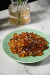 桌面上的盘子里的干爽的桃胶