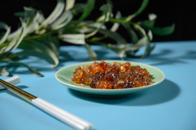 桌面上的盘子里的干爽的桃胶