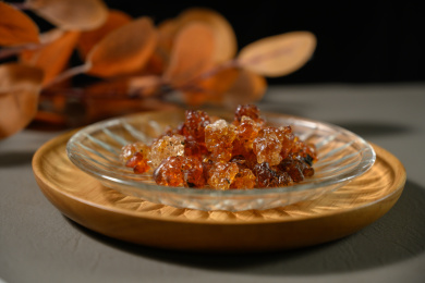 桌面上的盘子里的干爽的桃胶