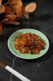 桌面上的盘子里的干爽的桃胶