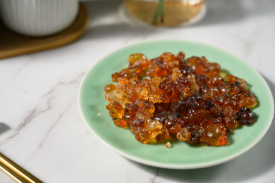 桌面上的盘子里的干爽的桃胶