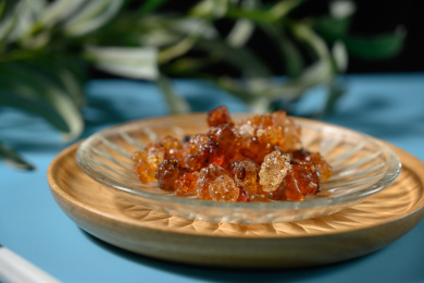 桌面上的盘子里的干爽的桃胶